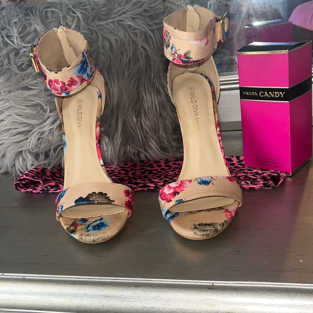 Tan/ floral heels 👠